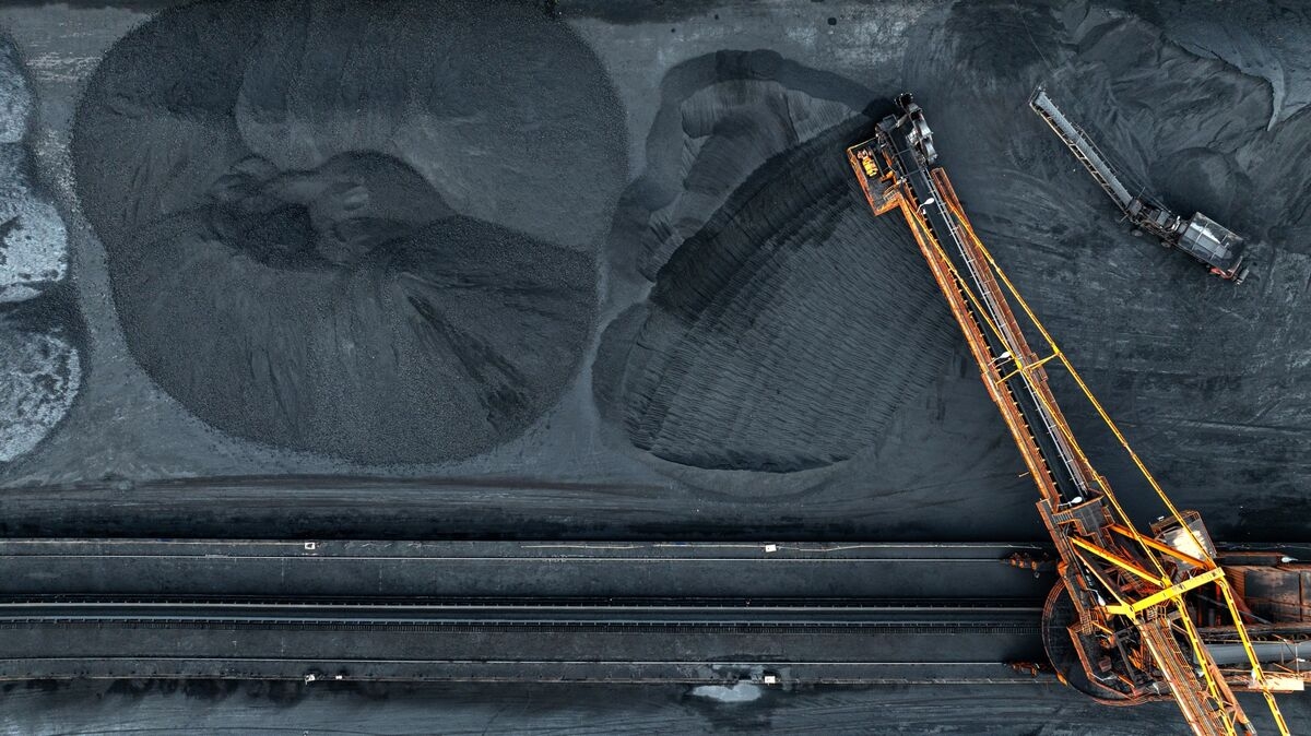 China's Glut of Coal Locks Market in Vicious Cycle of Decline