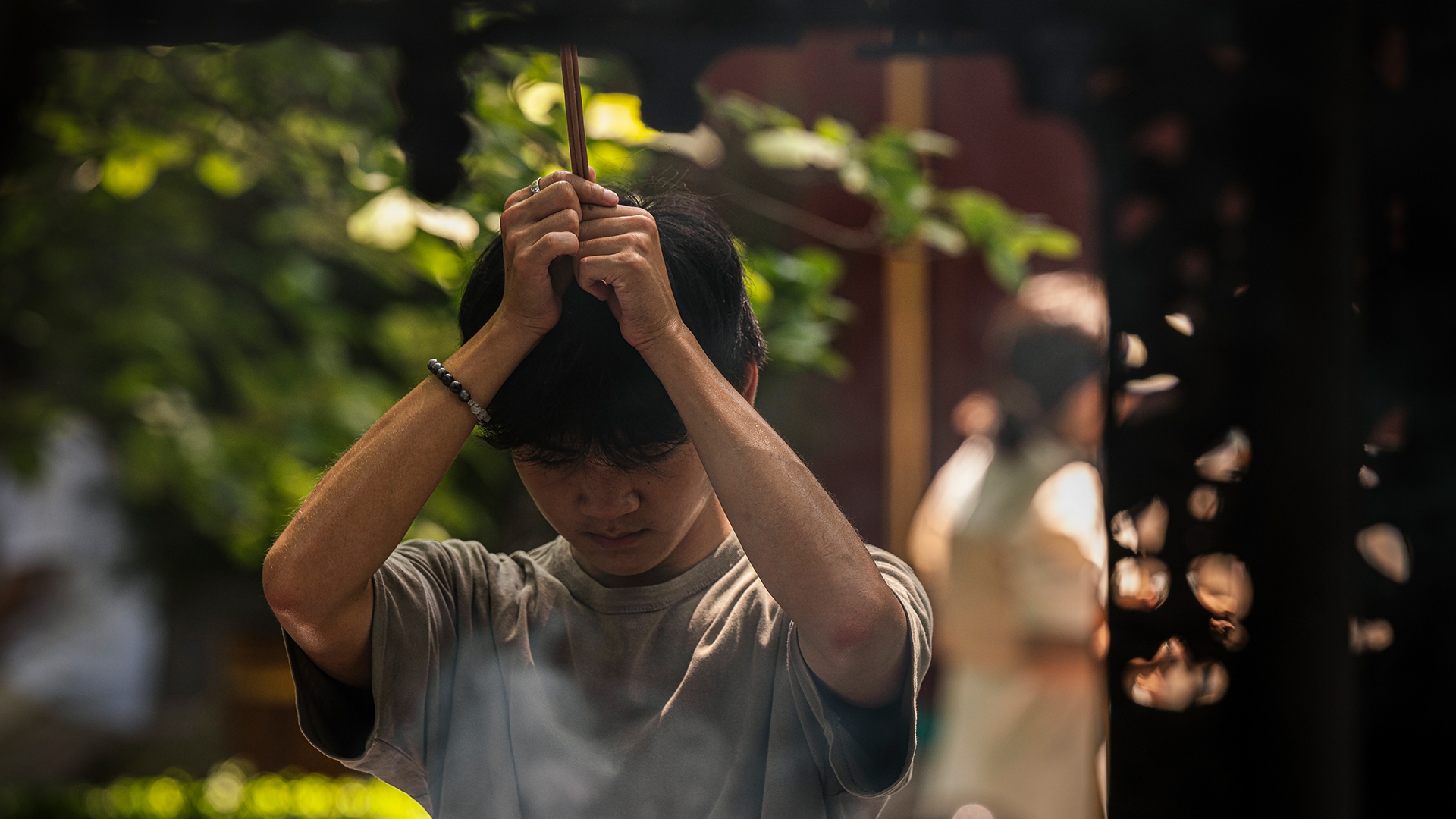 China Youths Find Hope in Spiritual Healing
