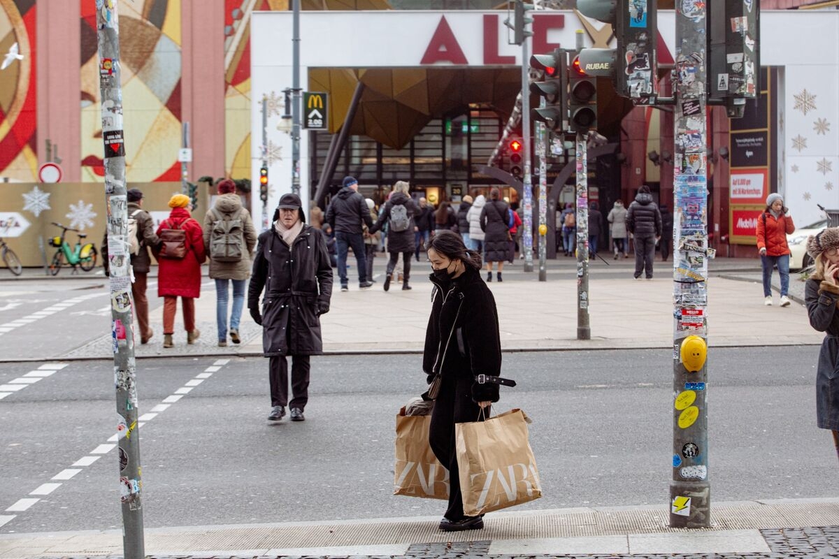 Euro-Zone Private Sector Barely Grows With Germany Offering Hope