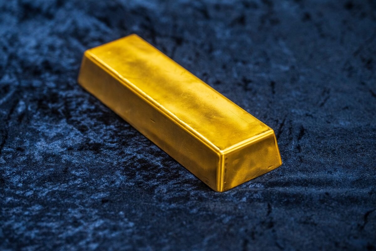 Gold Edges Higher After Loss With US Data, Trade Talks in Focus