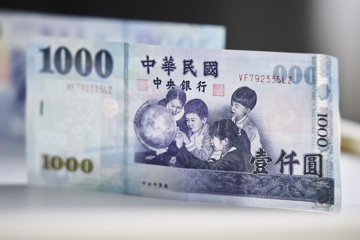 Taiwan's Dollar Inches Close to May Peak as Greenback Retreats