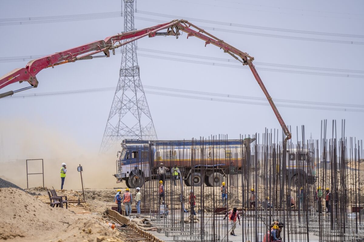 Adani Green Seeks to Recast $1.1 Billion Loan in Rupees Post DOJ