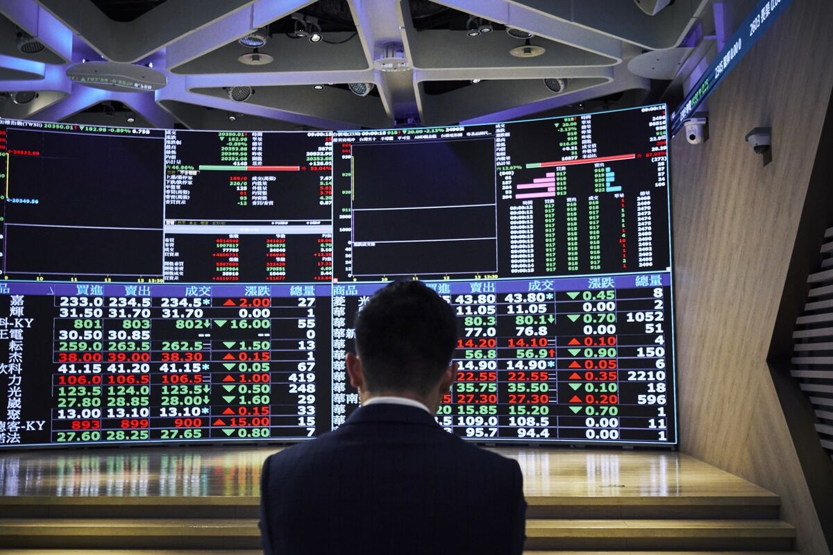 ARK, AllianzGI Vie to Tap Taiwan's Retail Boom With Active ETFs