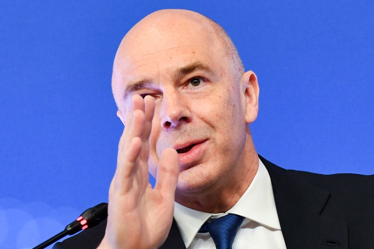 Russian Officials Spar Over Whether Economy Cooling Or In Crisis
