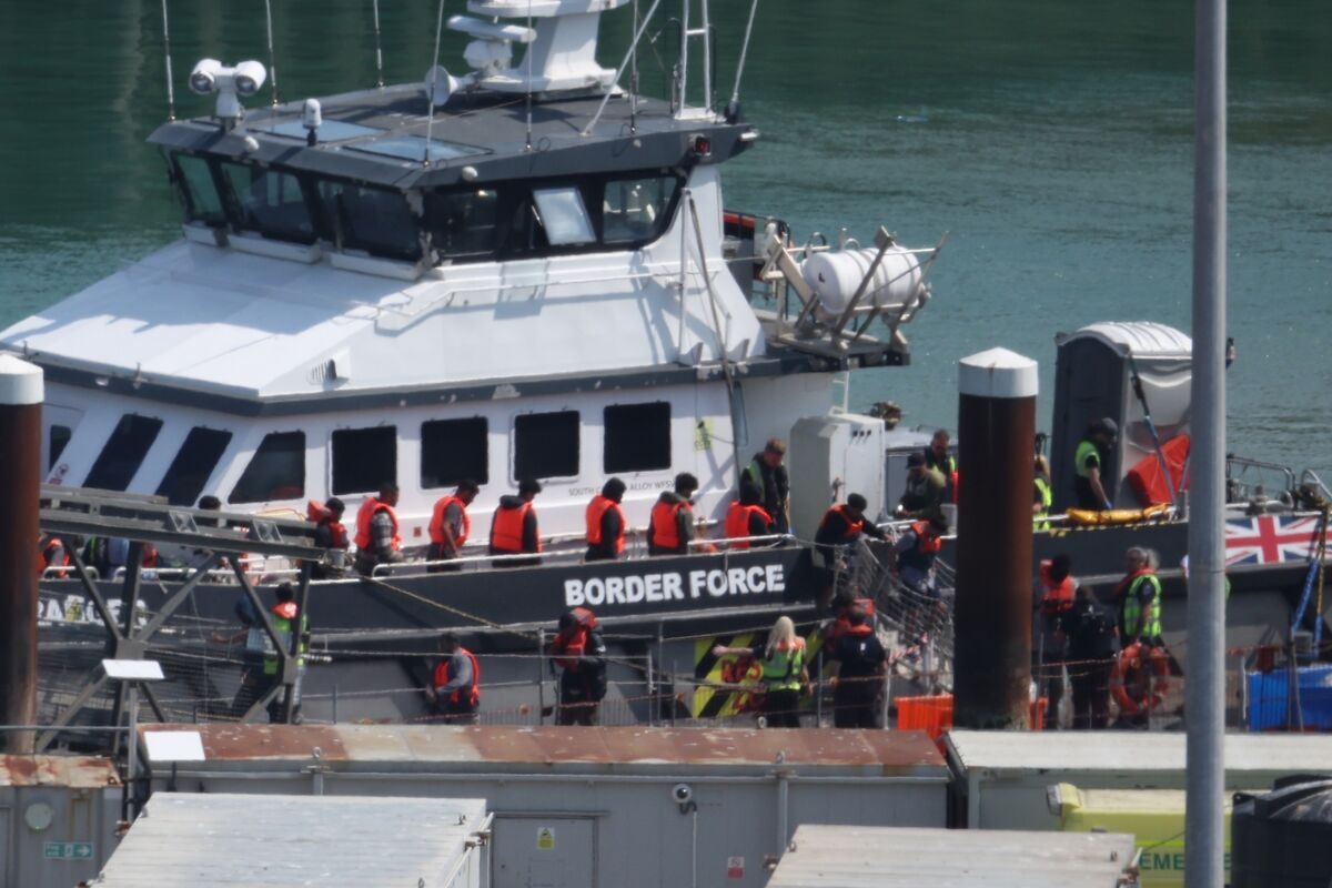 UK Detains First Migrants Under Returns Treaty With France