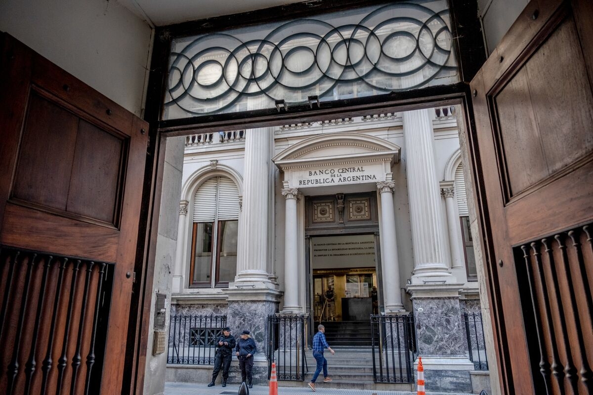 Argentina Sells Peso Bonds Abroad for First Time Since Macri Era