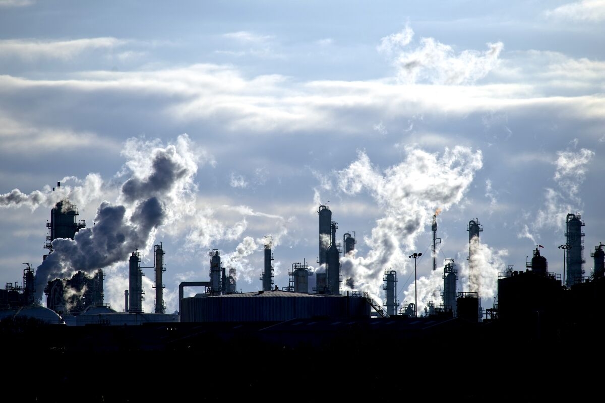 Macquarie Sees Oil in the Low $60s and a Looming Refining Crunch