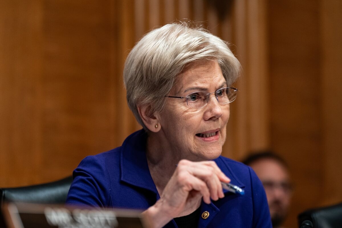 Senator Warren Urges Fed's Cook to Turn on Key Big-Bank Capital Buffer