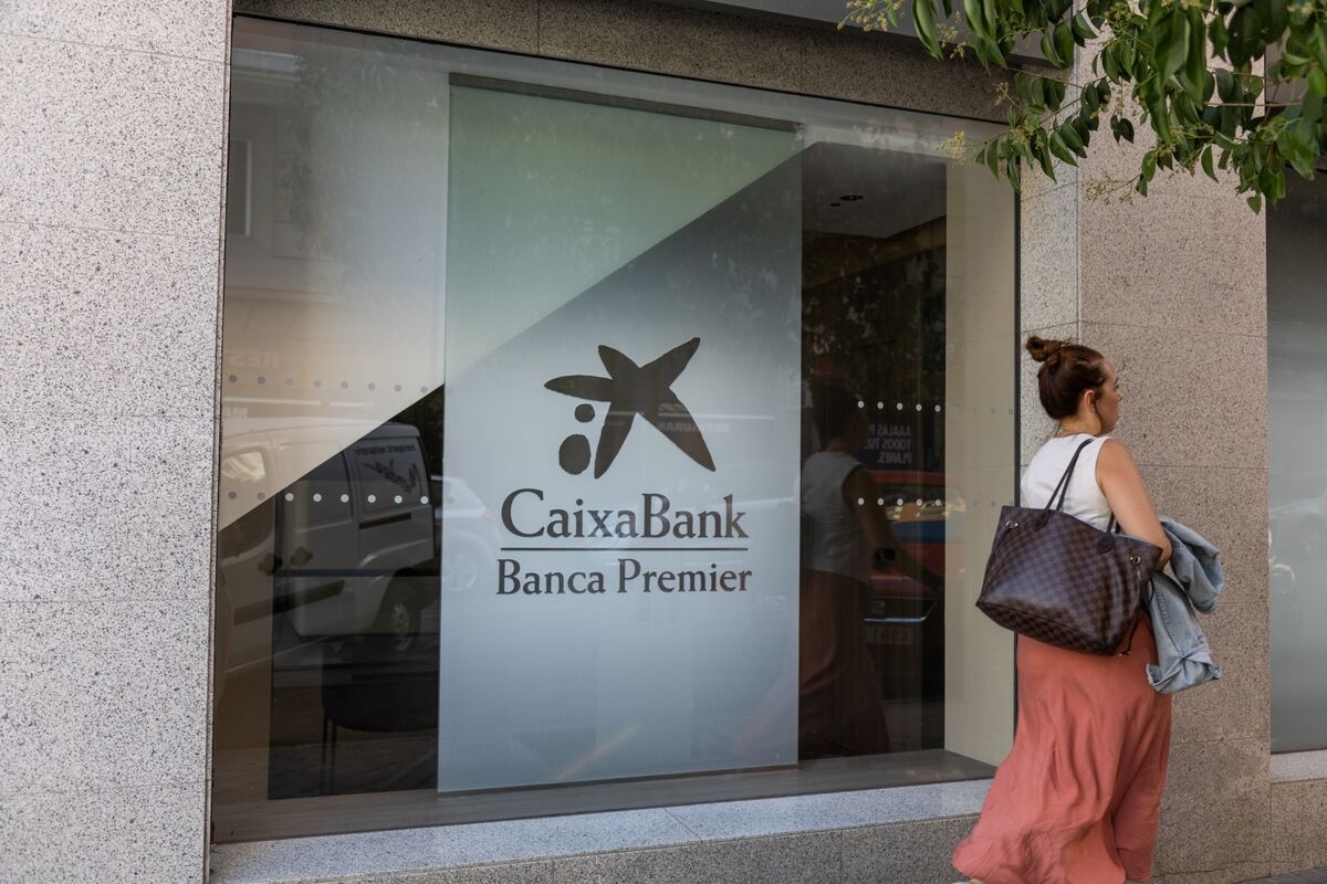 CaixaBank Is Seeking to Sell About €900 Million in Soured Loans