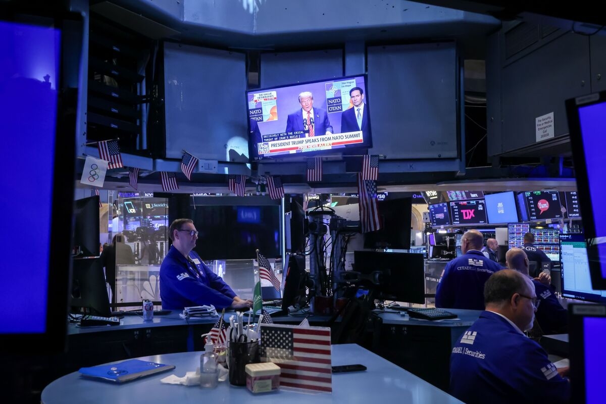 S&P 500 Homes In on Record as Trump Posits Powell Replacement