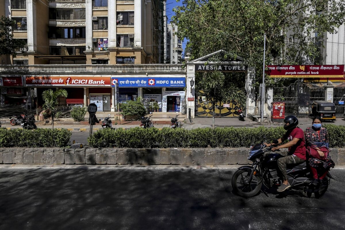 Weak Credit Growth And Rate Cuts to Squeeze Profit at India's HDFC, ICICI Banks