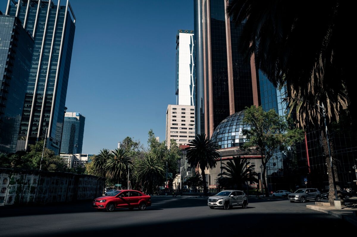 Mexico Stocks Hit Record as Tariff Respite Boosts Risky Assets