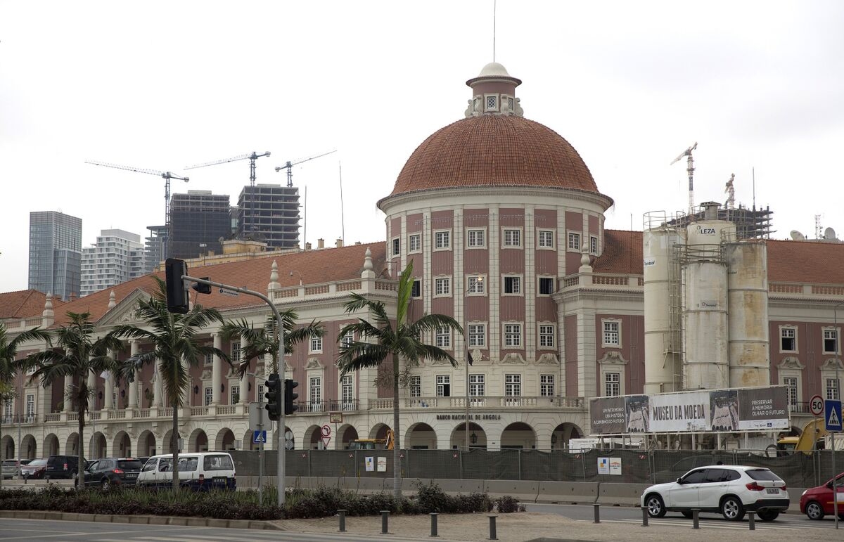 Angola Delays Plan to Sell Eurobond, Turns to Domestic Borrowing