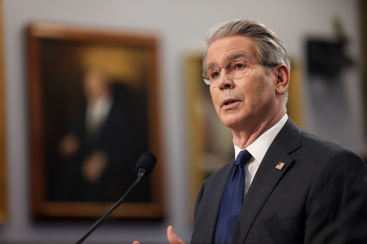 Bessent Emerges as Possible Contender to Succeed Fed's Powell