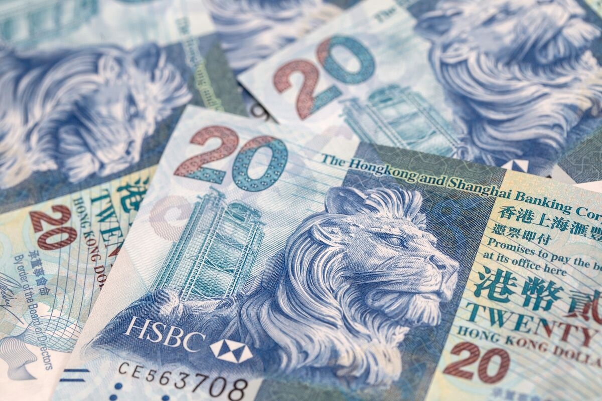 Hong Kong Dollar Slide Aided by Record Low Cost for Short Bets