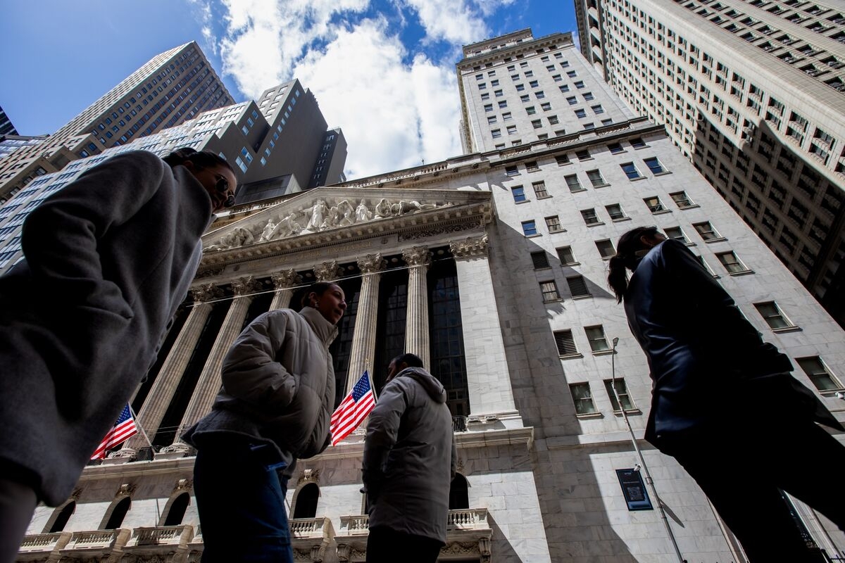 Wall Street Bets on Pair Trade That Favors Consumer Over Housing