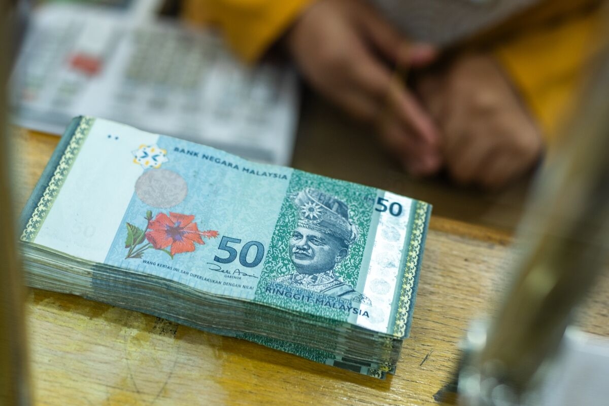 Emerging Currencies Advance as Trump Extends EU Tariff Deadline