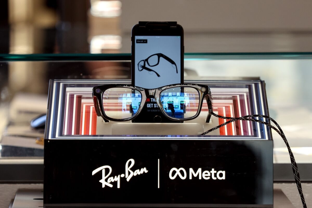 EssilorLuxottica Sales Top Estimates Amid Smart Glasses Push