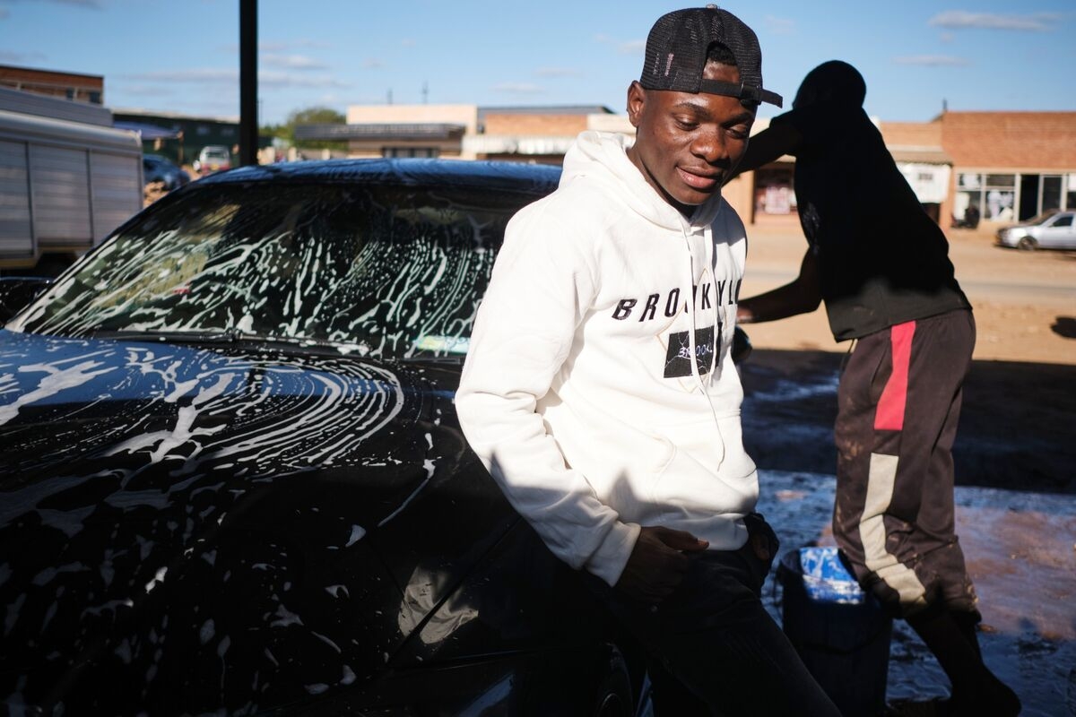 Land Rovers, Houses and Whisky: Gold Rally Brings Riches to Rural Zimbabwe