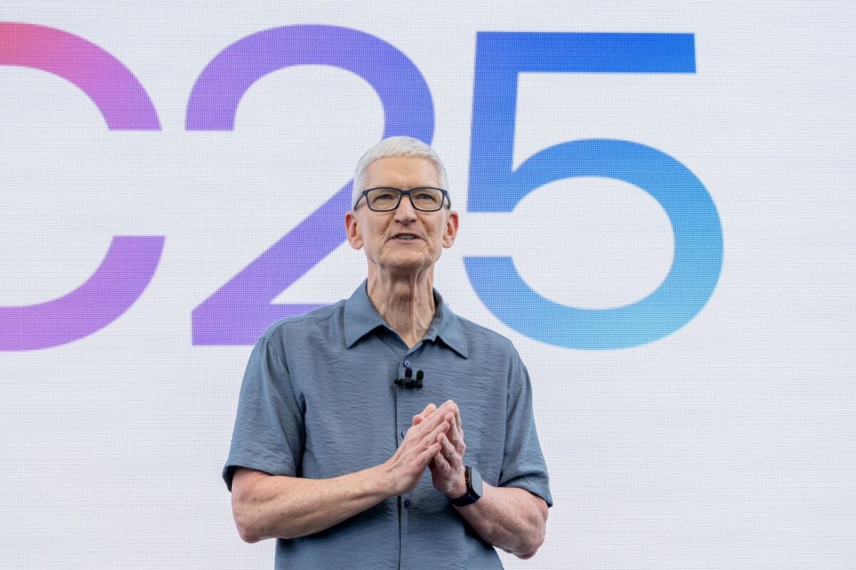 Apple's 10 Biggest Challenges, From AI to Tariffs