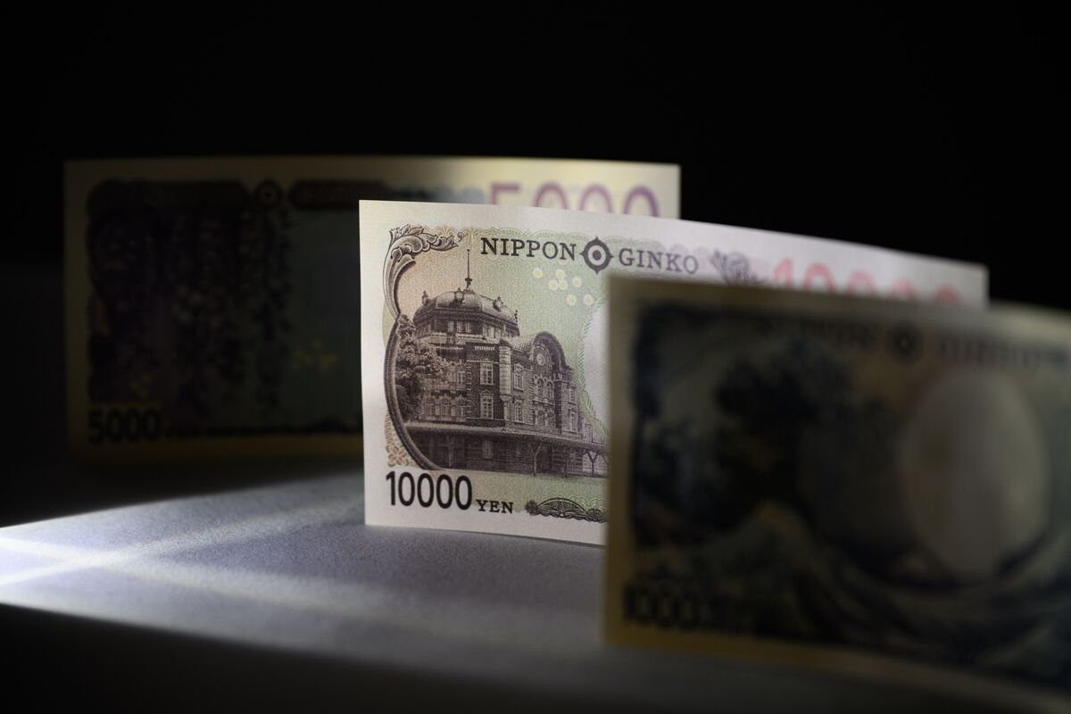 Japanese Life Insurers Cut Bullish Yen Hedges to 14-Year Low