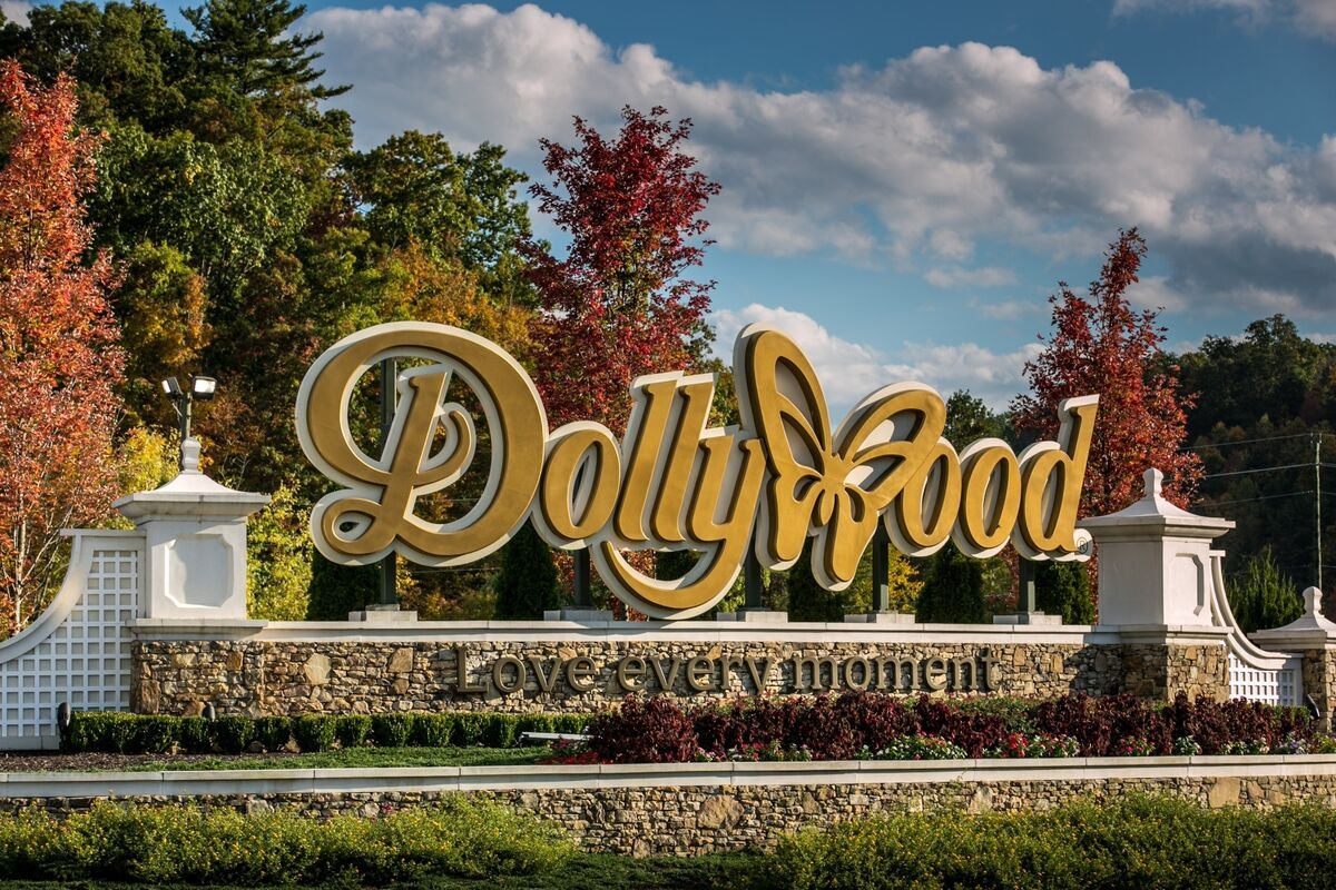 Dollywood Owner Launches $1 Billion Loan to Fund Theme Park Deal