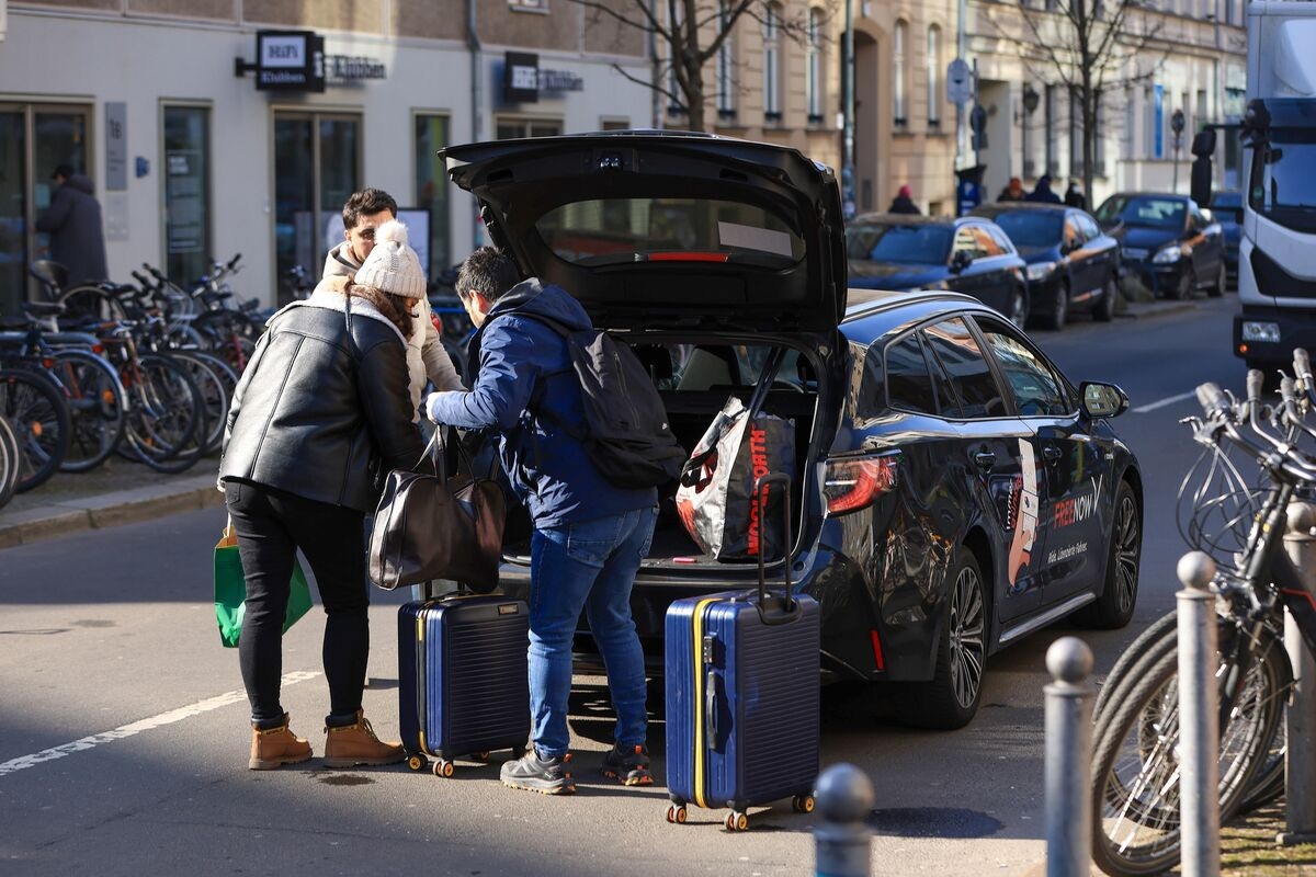 Mercedes, BMW Are Said to Weigh Sale of FreeNow Taxi App