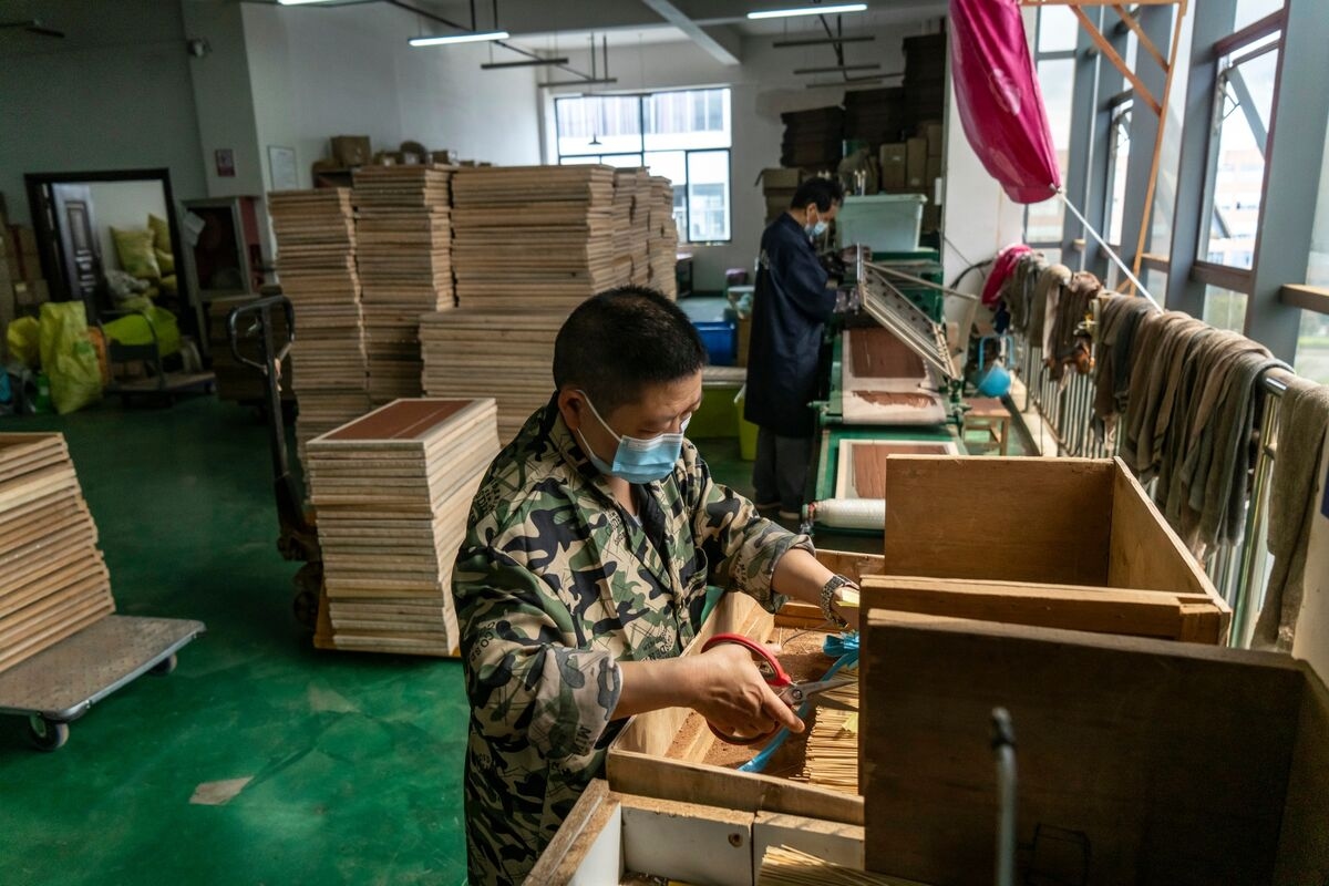 China's Factory Activity Unexpectedly Contracts in Private Poll