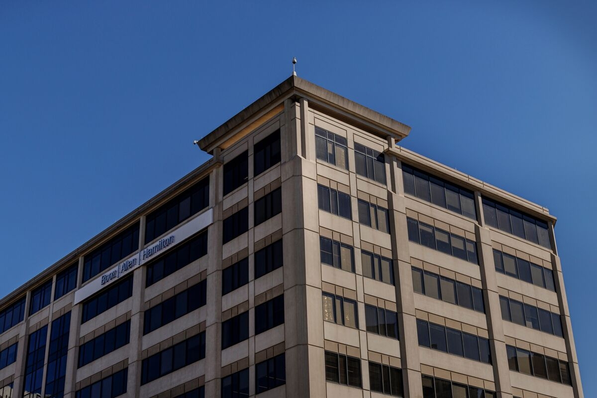 Booz Allen to Slash Headcount as Government Cuts Hurt Outlook
