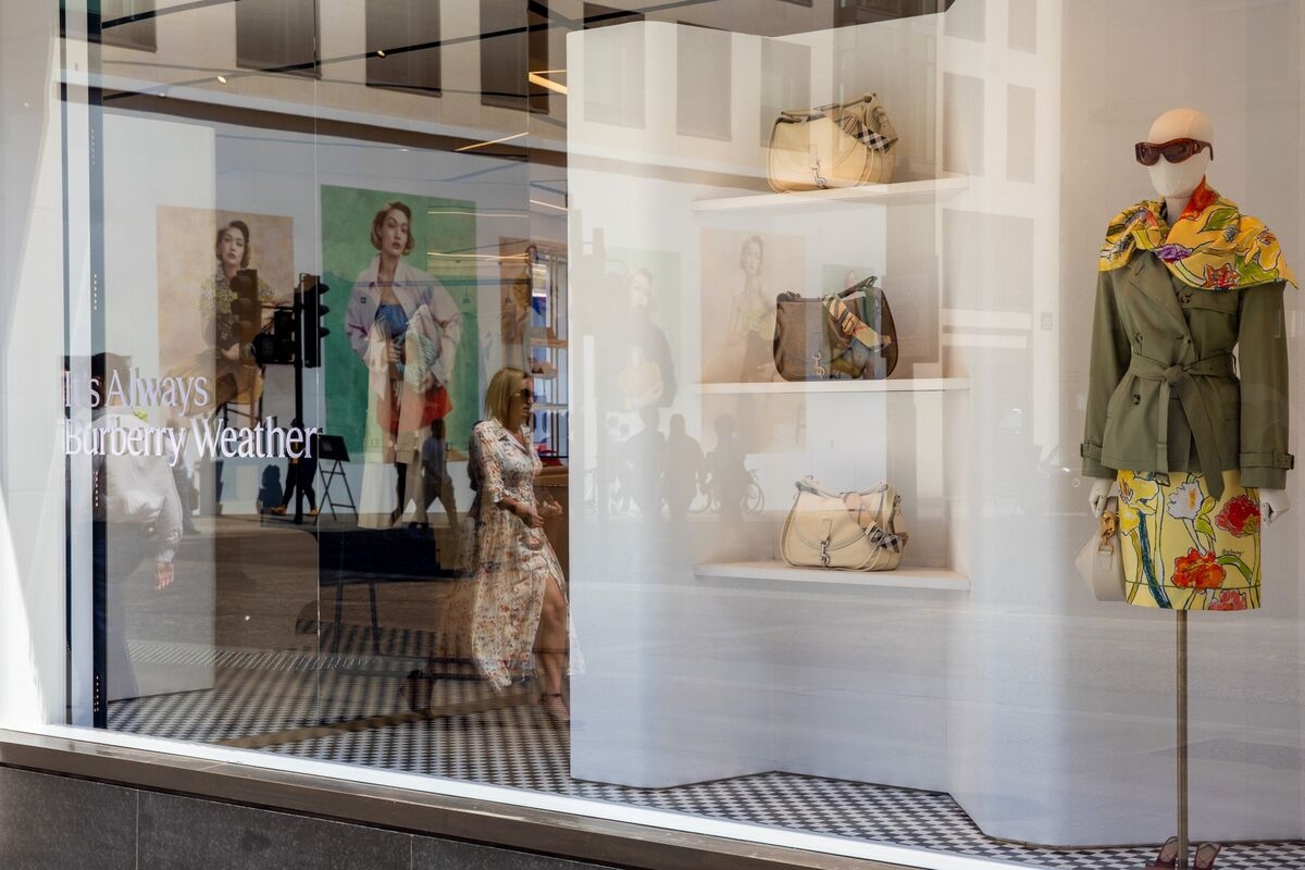 Burberry Sheds Jobs, Handbag Bling as CEO Seeks Return to Roots