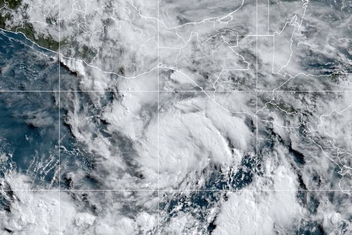 Acapulco Under Hurricane Threat as Erick's Winds Gain Speed
