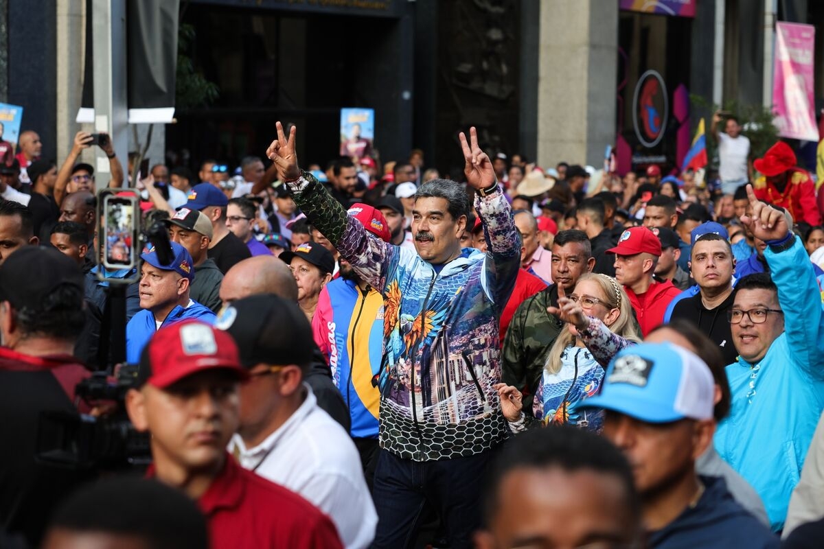 Maduro Sweeps Venezuelan Regional Vote Marked by Low Turnout