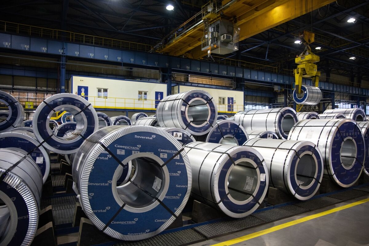 Top Russian Steelmaker Sees Risk of Shutdowns as Economy Slows