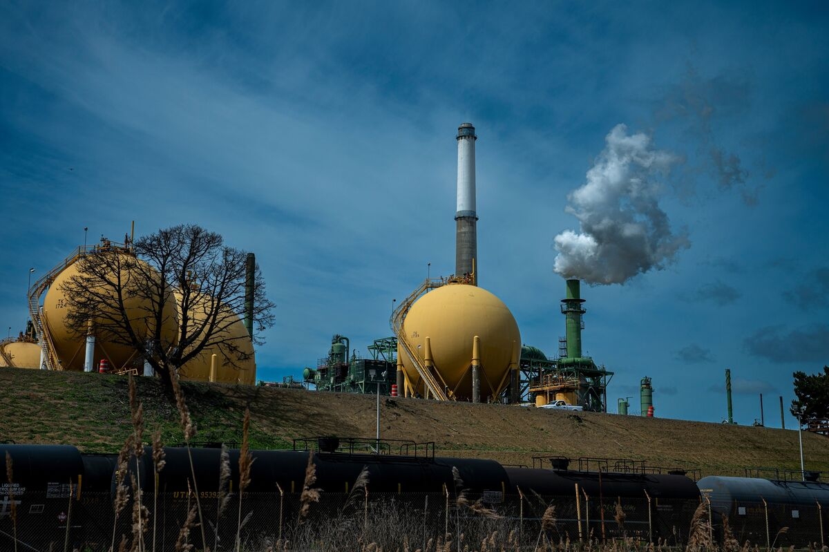 California Drivers Are Paying Up as Refineries Disappear