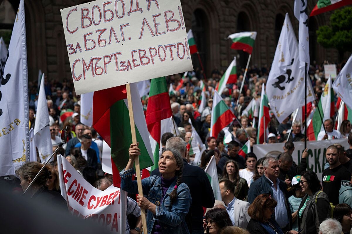 Thousands Rally in Bulgaria to Protest Plan for Euro Adoption