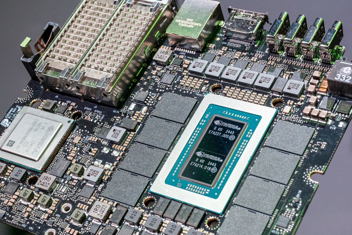 Chipmakers Lead Tech Stock Rout as Trump Curbs Chips to China