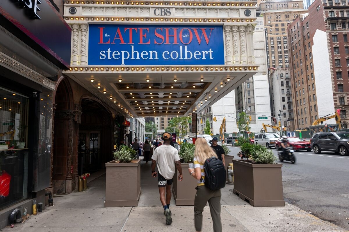 Writers Guild Seeks NY Probe of Colbert Show's Cancellation