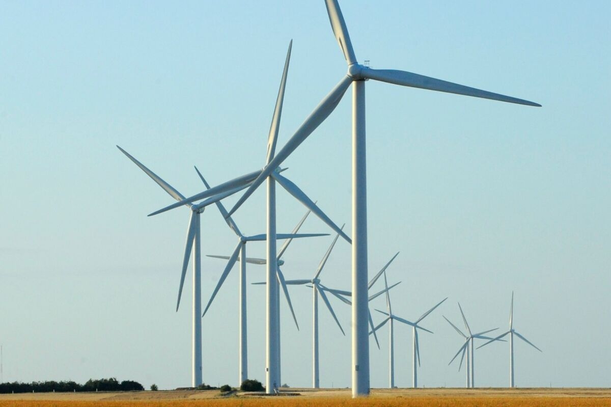 French Power Slips on Wind Surge, Deepening Discount to Germany