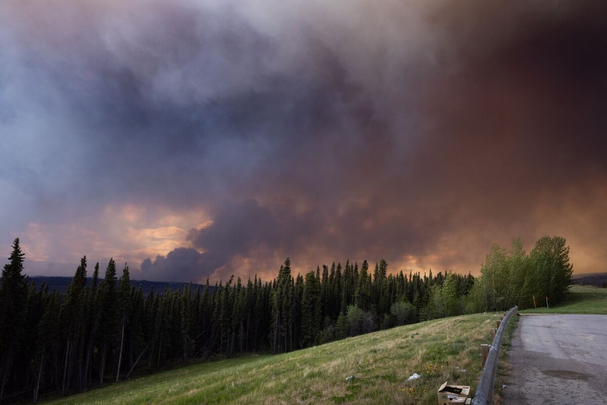 Alberta Wildfire Danger Eases With Rain as Oil Output Restored