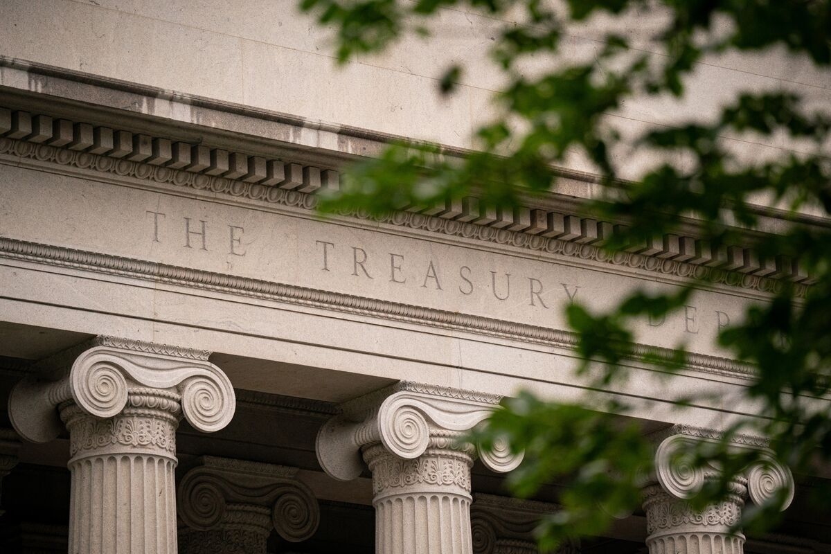 Treasuries Wallow After Cool Reception for Week's First Auction