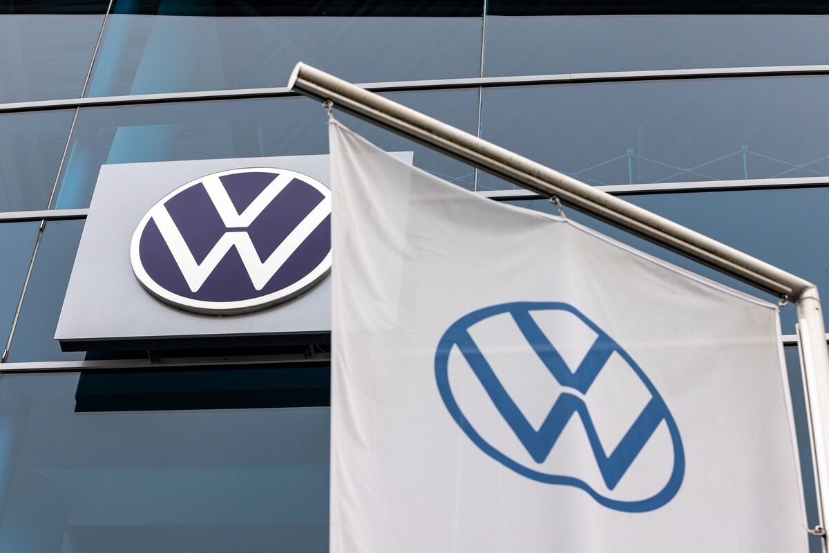 Volkswagen Sells Green Hybrid Bond as Issuers Rush to Market