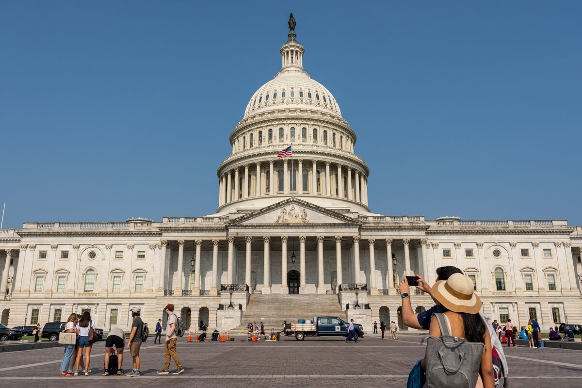 Crypto Industry-Backed Stablecoin Bill Advances in US Senate