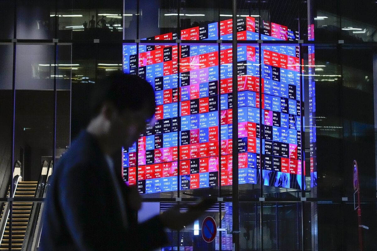 Japan Stocks to Fluctuate as Yen Drops on New EU Tariff Deadline