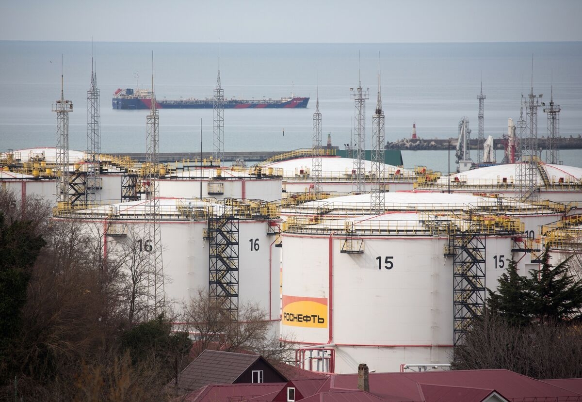 Russia Fuel Exports Tick Up as Naphtha Cushions Diesel Slide