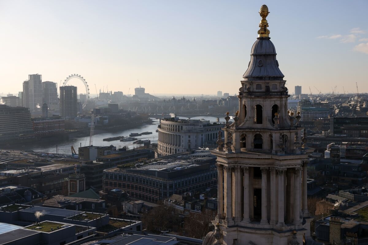 Canada's CDPQ to Invest More Than $10 Billion in UK, FT Says