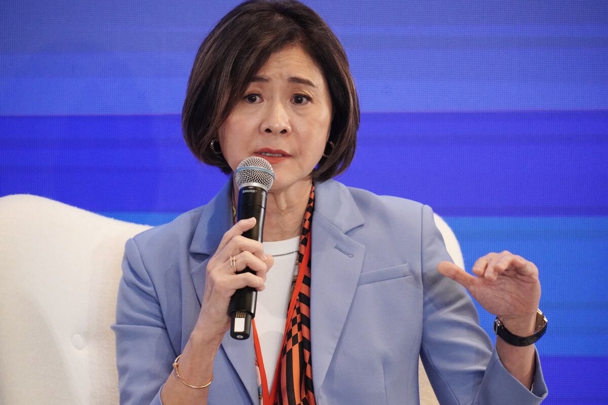 UBS's Lo Says Investors Diversifying From US to Gold, Crypto