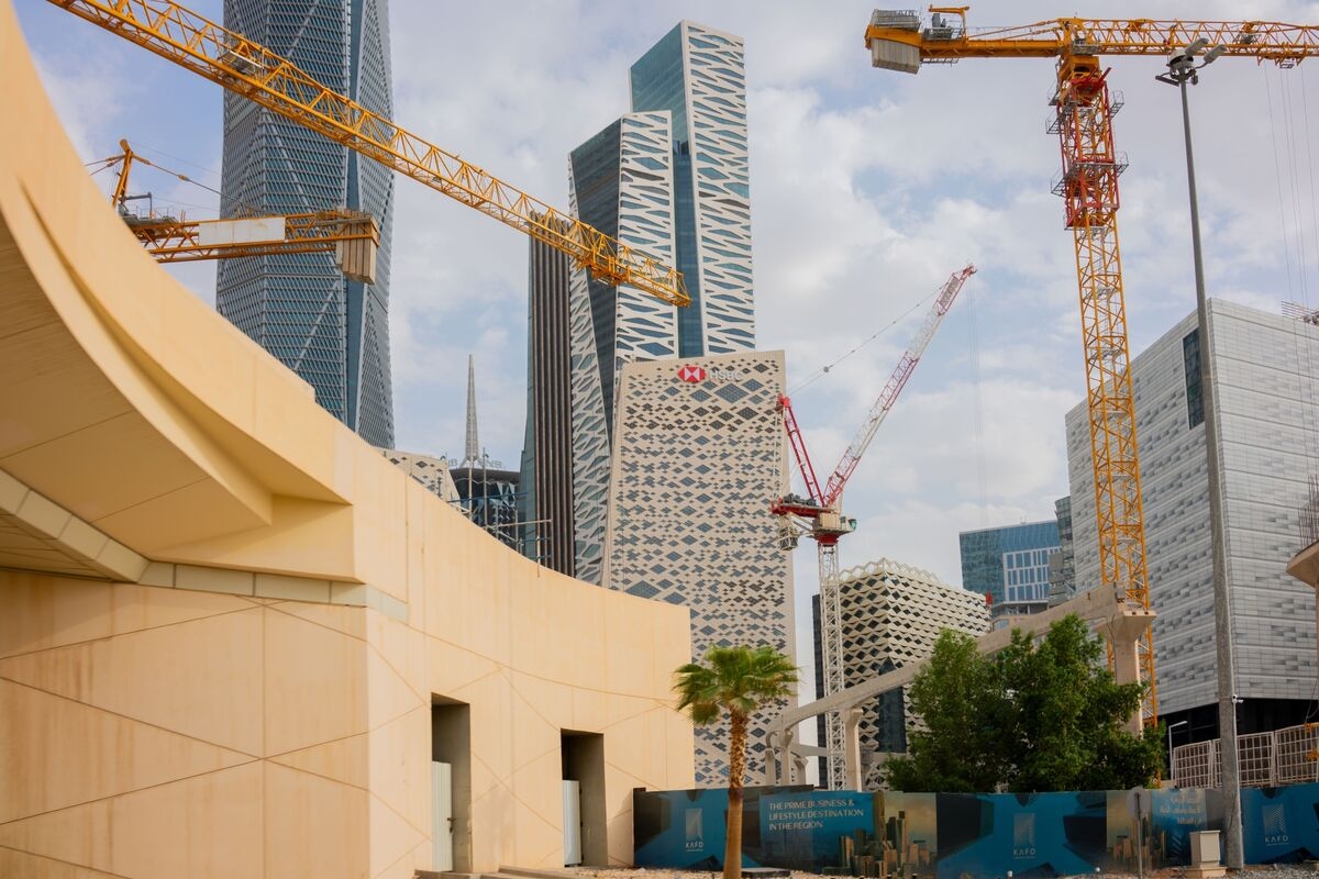 Saudi Economy Expands 3.9% on Strong Non-Oil Momentum