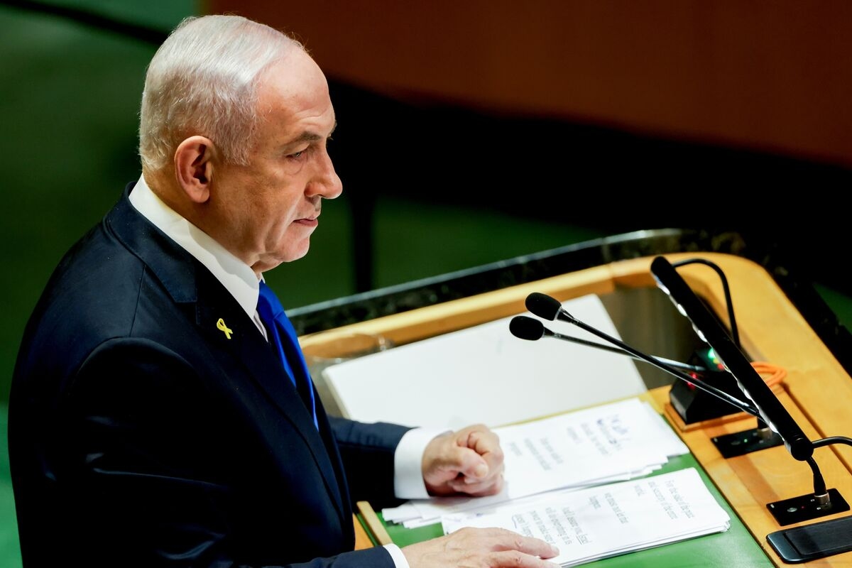 Netanyahu's Coalition Loses Majority on Military-Draft Feud