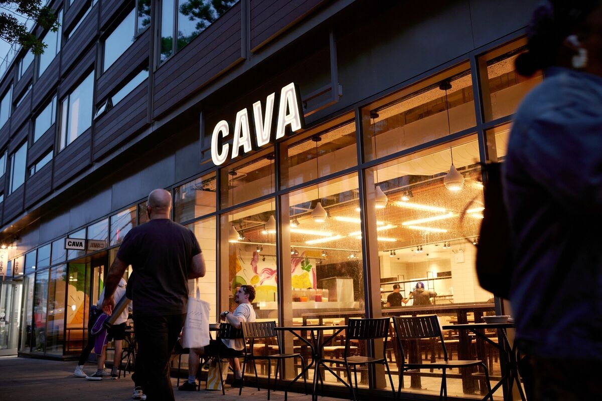 Cava Cuts Sales Outlook on Cautious Diners, High Growth Bar