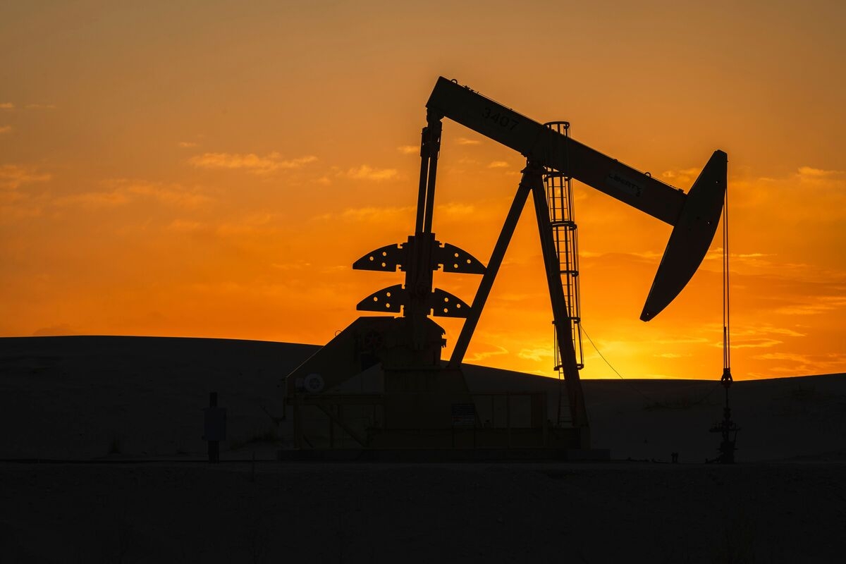 Oil Futures' Rare ‘Smile' Fascinates Morgan Stanley as Glut Seen
